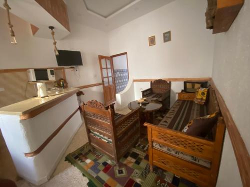 vistas panorámicas a una sala de estar con cocina en Dar Alaa, en Tozeur