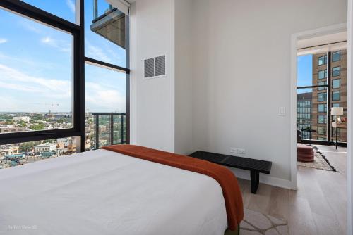 Postel nebo postele na pokoji v ubytování Avenir West Loop Penthouses with Iconic City Views