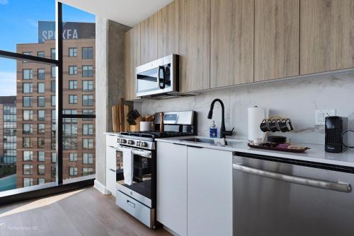 Kuchyň nebo kuchyňský kout v ubytování Avenir West Loop Penthouses with Iconic City Views