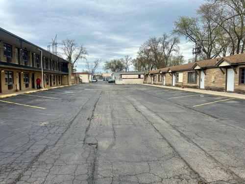 an empty parking lot in a small town at Des Plaines Motel By OYO O'Hare Airport Chicago in Des Plaines