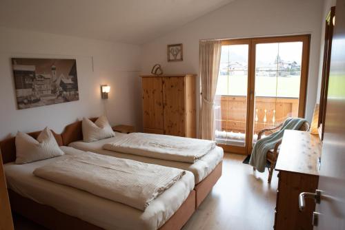 En eller flere senge i et værelse på Landhaus Ambiente