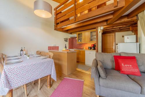 un salon avec une table et une cuisine dans l'établissement Corniche B21 - Snow and Trek - Morzine, à Morzine