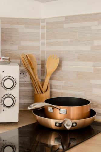 une casserole et des spatules posées sur un comptoir dans l'établissement Le coin du Bonheur au port de Nice !, à Nice