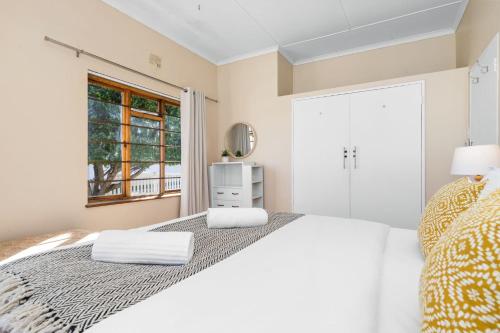 Postel nebo postele na pokoji v ubytování The Kleinmond Cottage by Host Agents