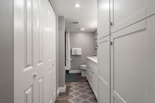 Ένα μπάνιο στο 2br Condo With Direct Beach & Pool Views Nsb Fl