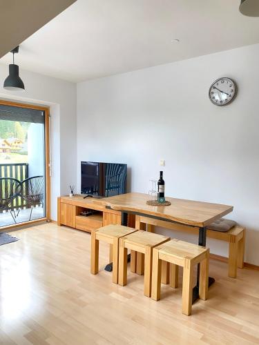 un soggiorno con tavolo e panche in legno di Apartment Iris a Bohinj
