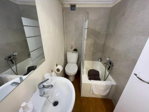 a bathroom with a sink and a toilet and a tub at Aer Rural Apartment - Casillas Valle de Ayora in Jalance