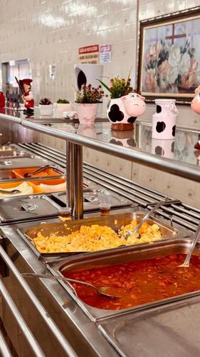 a buffet line with many plates of food at Colonia SINTIPACESP in Praia Grande