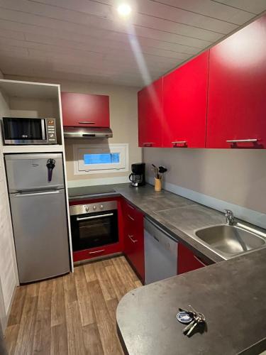 Cucina o angolo cottura di Joli chalet, jardin clos, terrasse, 2chambres