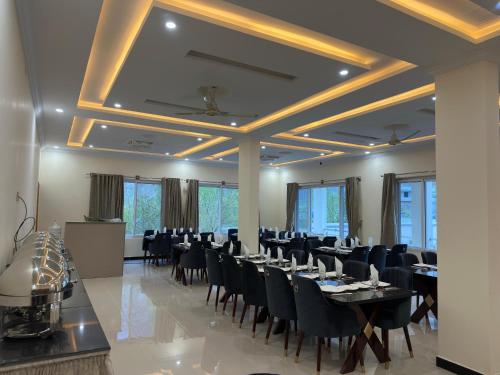 Un salón de banquetes con mesas y sillas en una habitación. en Relax Inn Skardu, en Skardu