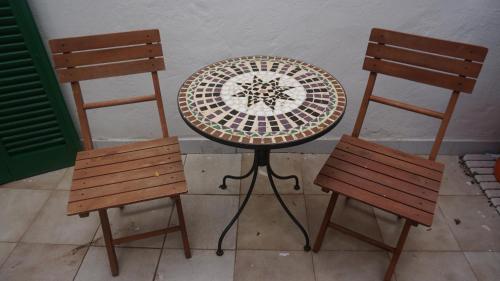 two chairs and a table with a table between two chairs at Can Tassi in Porto Cristo