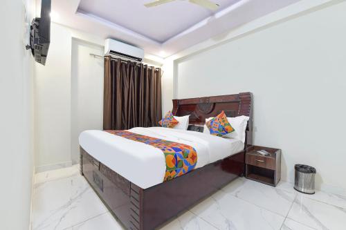 a bedroom with a bed in a room at FabHotel Bungalow 14 - Collectrate in Jaipur