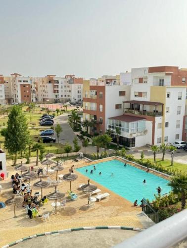 une grande piscine dans une ville avec des immeubles dans l'établissement Tangier Beach, à Tanger