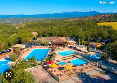 - une vue aérienne sur la piscine d'un complexe dans l'établissement Ma Parenthèse Ardéchoise, à Ruoms