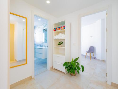ein Bad mit einem Spiegel und einer Pflanze in einem Zimmer in der Unterkunft Cubo's La Perla Town Center House in Alhaurín el Grande