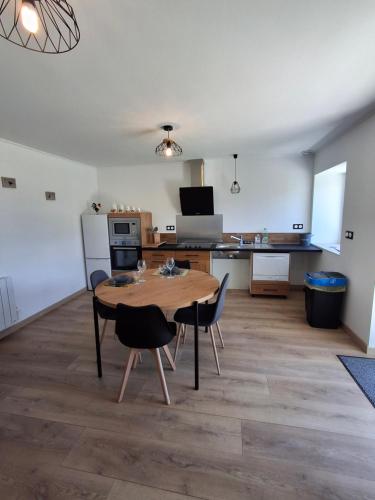 a kitchen and dining room with a table and chairs at Petit gîte de Carboniès in Saint-Félix-de-Lunel