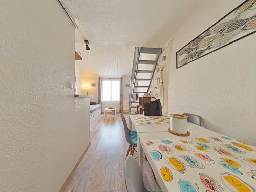 Studio Mezzanine Lumineux avec Wifi, Idéalement Situé, 4 Couchages, à 250m de la Plage et du Port - FR-1-224B-99