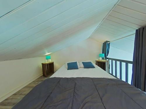 une chambre avec un lit et un balcon dans l'établissement Studio Mezzanine Lumineux avec Wifi, Idéalement Situé, 4 Couchages, à 250m de la Plage et du Port - FR-1-224B-99, à Noirmoutier-en-l'lle
