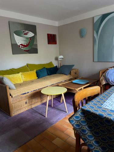un salon avec un canapé et une table dans l'établissement 2 appartements calmes, à Fréjus
