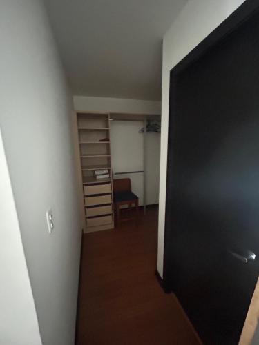 an empty room with a closet and a black door at Amplio Loft Duplex sector hotelero y financiero de Quito in Quito