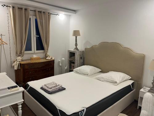 une petite chambre avec un lit et une fenêtre dans l'établissement Villa Bagnols en forêt, à Bagnols-en-Forêt