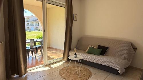 un salon avec un canapé et une table dans l'établissement Appartement 2 pièces bord de mer, à Linguizzetta