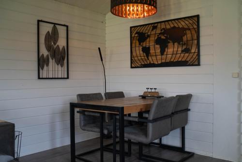 a dining room with a table and chairs at Milos Ferienhaus mit Flussblick in Lathum
