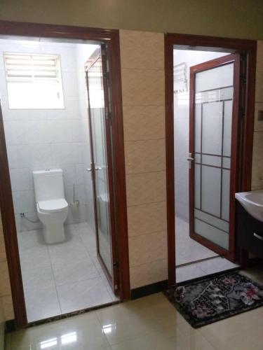 Un baño de Beverly Homes