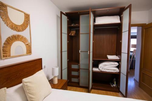 Bilik mandi di Modern flat for Pyrenees Adventures - Free Parking