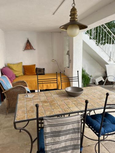 un salon avec une table et un canapé dans l'établissement Toulon Mourillon mitre mer, à La Celle-sous-Gouzon