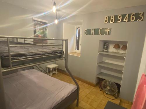 une chambre avec deux lits superposés et un panneau indiquant choc dans l'établissement Mas de La Pauline, à Sénéchas