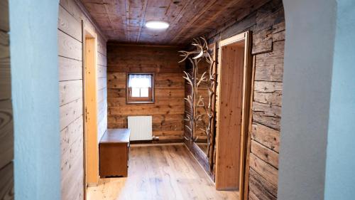 um quarto com uma parede de madeira e uma mesa de madeira em Apartment Kracherlemoos em Seefeld in Tirol