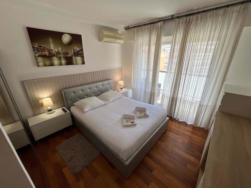 - une chambre dotée d'un lit avec deux assiettes dans l'établissement B009 Superbe au centre a proximite de la Croisette, à Cannes