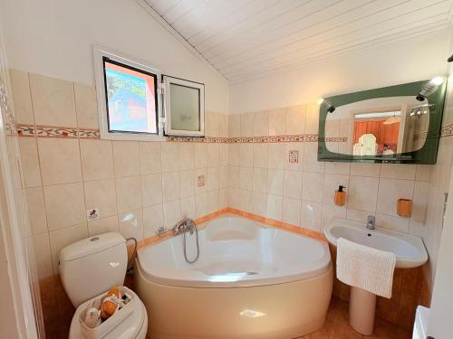 Koupelna v ubytování Myrtos Hotel