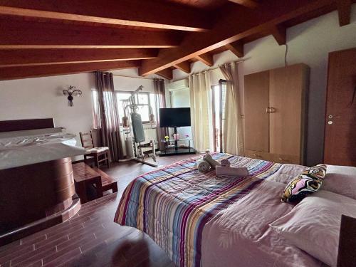 a bedroom with a large bed in a room at LA VILLA IN CAMPAGNA in Citta' Sant'Angelo
