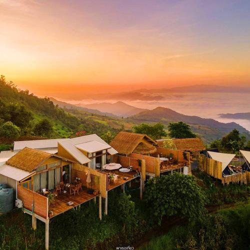 Ban Huai Khaiにあるเลอดอย Le Doiの山を背景にした家の航空写真