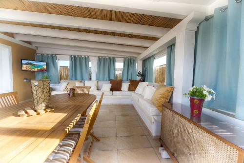 a living room with a couch and a table at Rooms and Rooftop Terrace Olbia Center in Olbia