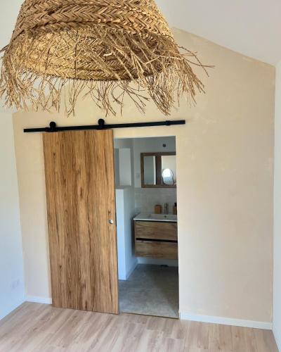 une pièce avec une porte avec un miroir et un plafond dans l'établissement Maison Poulette, à Tosse