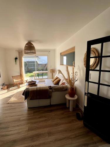 une chambre avec un lit et une grande fenêtre dans l'établissement Maison Poulette, à Tosse