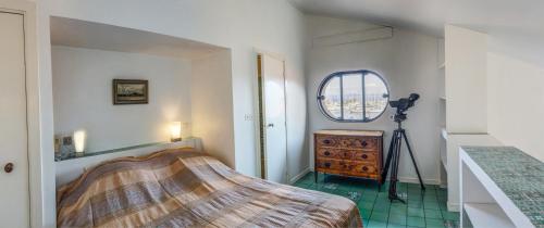 - une chambre avec un lit et un appareil photo dans l'établissement Porquerolles Island architectural seaview, à Hyères