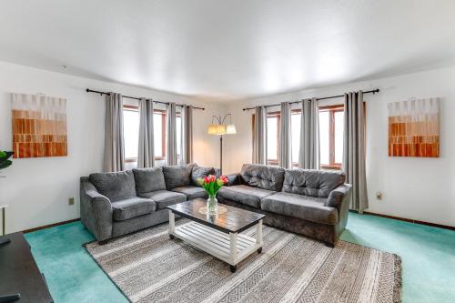 Χώρος καθιστικού στο Near Dtwn and Pioneer Park Fairbanks Home with Deck!