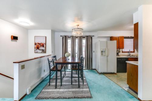Η κουζίνα ή μικρή κουζίνα στο Near Dtwn and Pioneer Park Fairbanks Home with Deck!