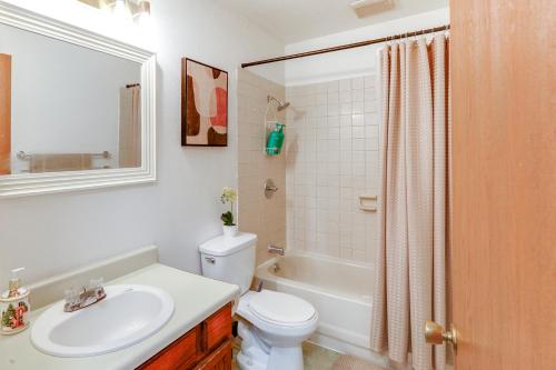Ένα μπάνιο στο Near Dtwn and Pioneer Park Fairbanks Home with Deck!
