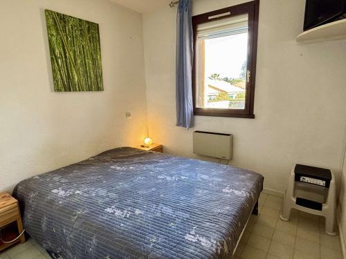 une chambre avec un lit et une fenêtre dans l'établissement Appartement T2 avec piscine, loggia, parking privé - 800m plage, Argelès-sur-Mer - FR-1-225-209, à Argelès-sur-Mer