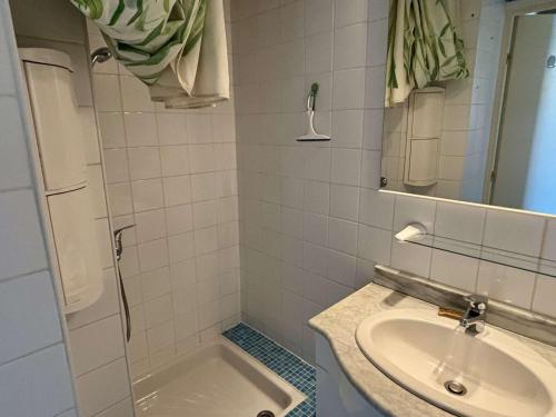 une salle de bain avec un lavabo et une baignoire dans l'établissement Appartement T2 avec piscine, loggia, parking privé - 800m plage, Argelès-sur-Mer - FR-1-225-209, à Argelès-sur-Mer