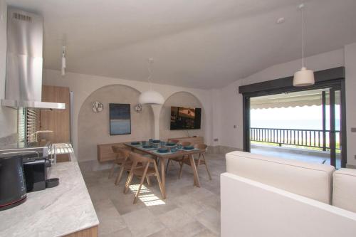 une cuisine et un salon avec une table et un canapé dans l'établissement Thani Beach House, Elani by Halkidiki Villas, à Elani