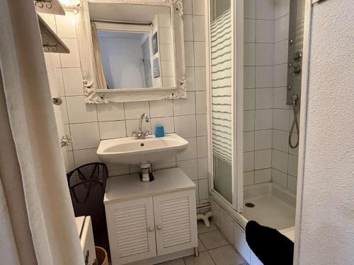 une petite salle de bain avec un lavabo et un miroir dans l'établissement Maison avec Mezzanine: Confort, Terrasse & Proximité Plage à Argelès-sur-Mer - FR-1-225-42, à Argelès-sur-Mer