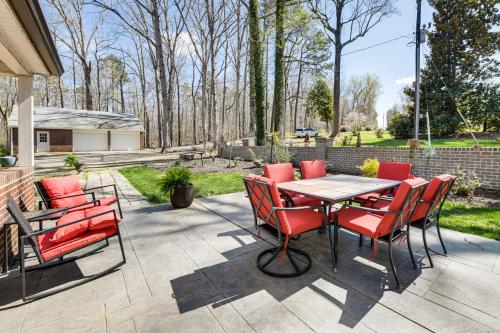 Κήπος έξω από το Secluded Home with 2-Acre Fishing Pond