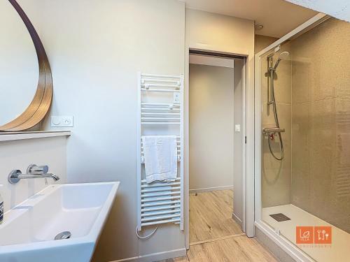 une salle de bain avec un lavabo et une douche dans l'établissement Le studio, à Ambleteuse