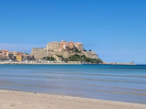 - une vue sur la ville depuis la plage dans l'établissement CALVI STUDIO TERRASSE PLAGe, à Calvi